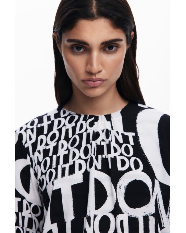 BLUSA DIONE ESTAMPADO LETRAS DESIGUAL