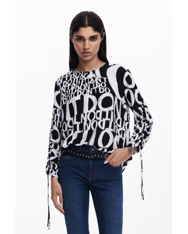 BLUSA DIONE ESTAMPADO LETRAS DESIGUAL