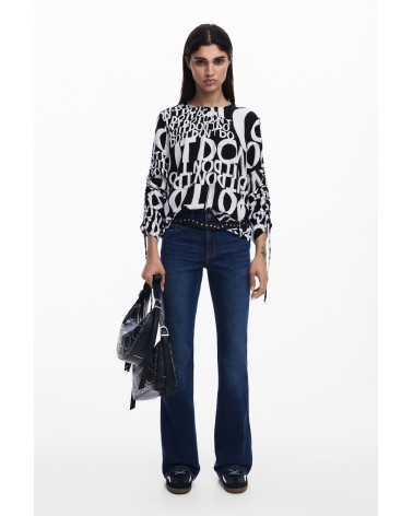 BLUSA DIONE ESTAMPADO LETRAS DESIGUAL