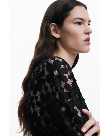BLUSA MUSAS TROQUELADA DESIGUAL
