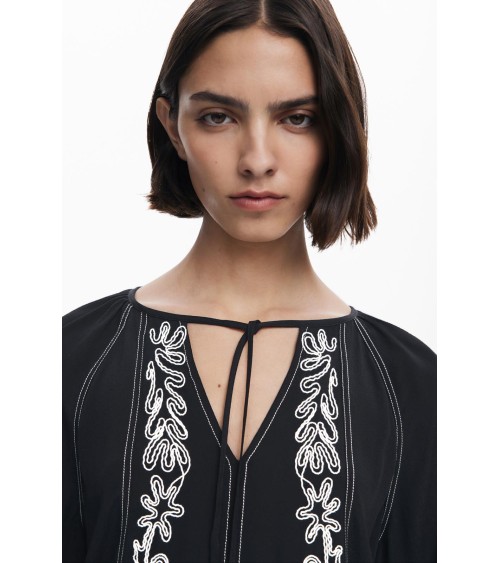 BLUSA TALLO  CON BORDADOS DESIGUAL