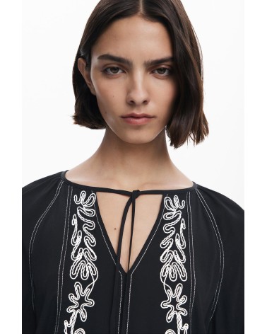 BLUSA TALLO  CON BORDADOS DESIGUAL