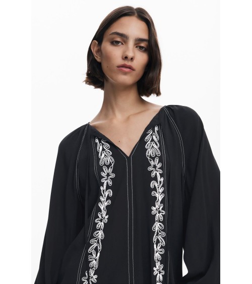 BLUSA TALLO  CON BORDADOS DESIGUAL