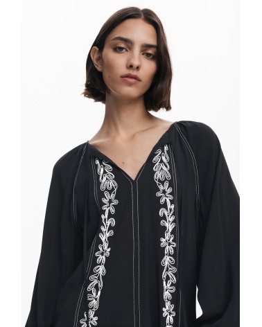 BLUSA TALLO  CON BORDADOS DESIGUAL