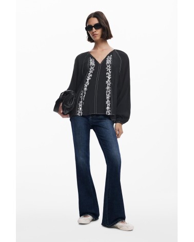 BLUSA TALLO  CON BORDADOS DESIGUAL