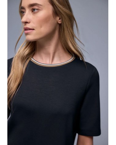 CAMISETA CON CUELLO A CONTRASTE STREET ONE