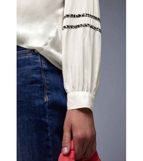 BLUSA FLUIDA CON DETALLES ANIMAL PRINT DE STREET ONE