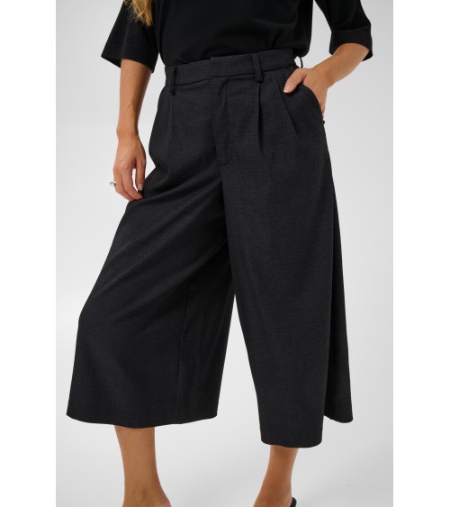 PANTALONES BERMUDA CON PINZAS DE KAFFE