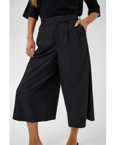 PANTALONES BERMUDA CON PINZAS DE KAFFE