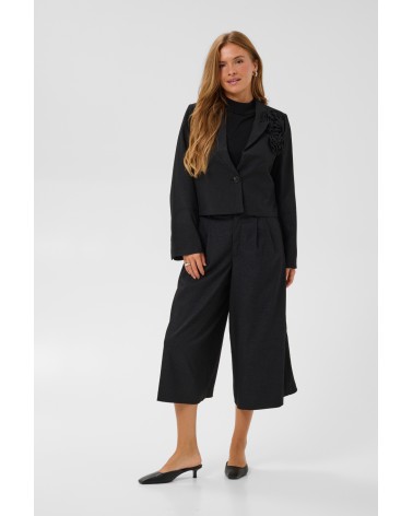 PANTALONES BERMUDA CON PINZAS DE KAFFE