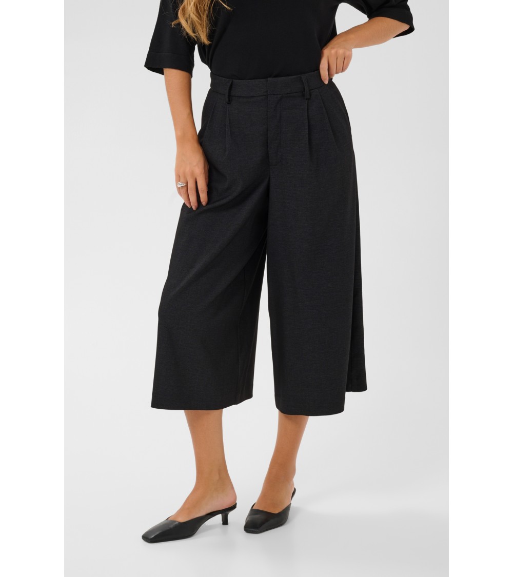PANTALONES BERMUDA CON PINZAS DE KAFFE