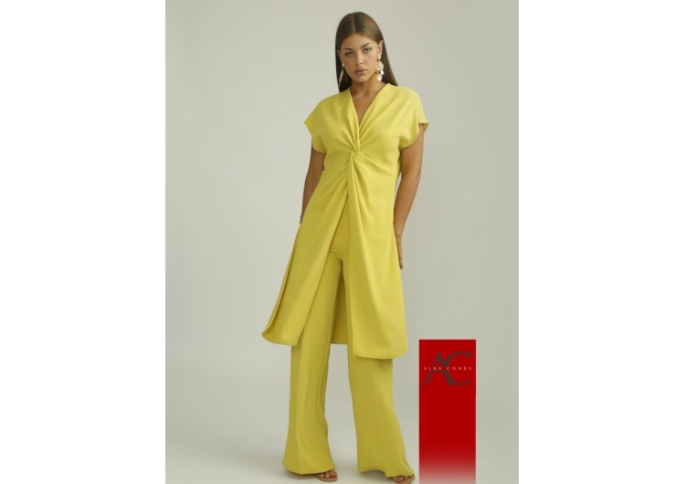 Conjunto color lima de dos piezas pantalón ancho y casaca con nudo de Alba Conde