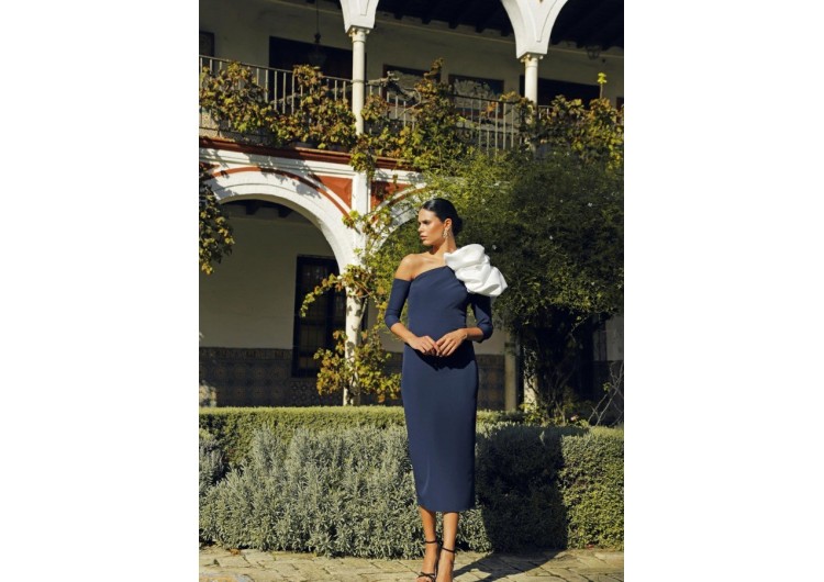 Vestido azul marino de escote asimétrico con tafeta a contraste