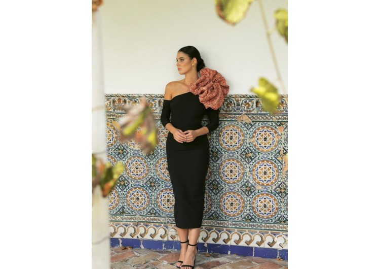 Vestido Noa con escote asimétrico y largo midi 