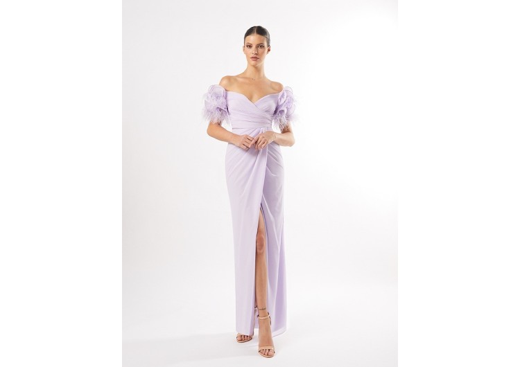 Vestido escote corazón con detalles plisados y plumas de Carla Ruiz 