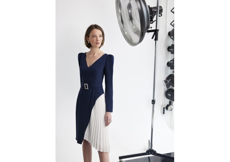 Vestido recto azul marino con cinturón y contraste blanco plisado de Carla Ruiz 