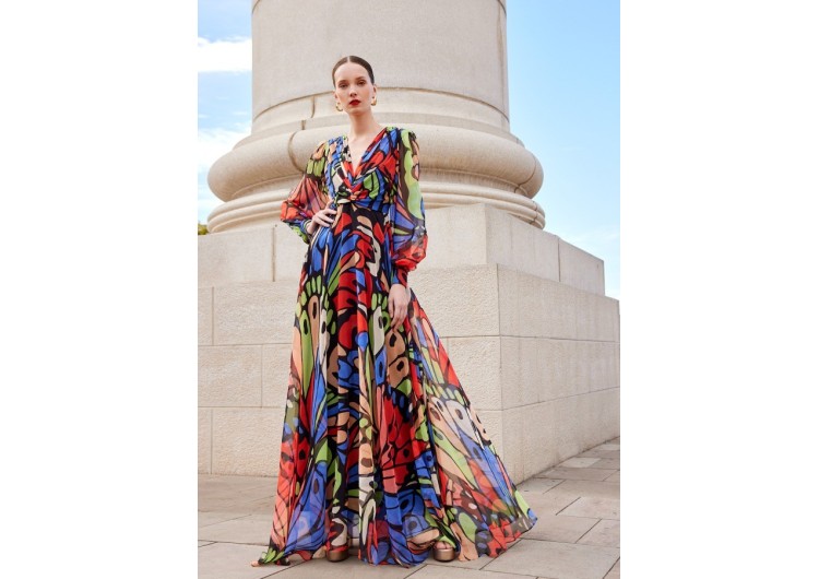 Vestido disponible en largo midi con un precioso estampado multicolor de Carla Ruiz 	