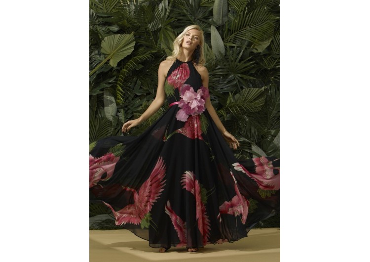 Carla Ruiz - Vestido largo con cuello halter y estampado de fondo negro 