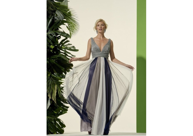 Carla Ruiz - Vestido largo con escote de pico, cuerpo en plateado y falda de tul en tres tonos: azul, gris y crudo