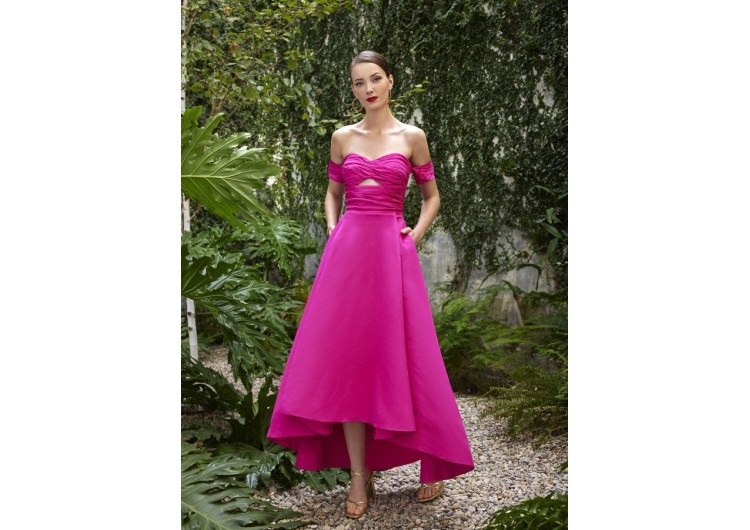 Vestido escote barco con mangas caidas y detalle cut out falda con vuelo bajo irregular