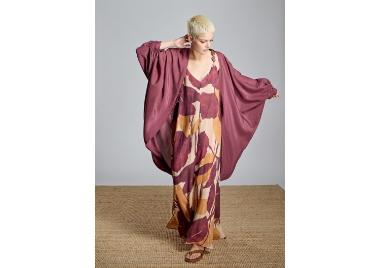 Alba Conde - Vestido estampado con abalorios en tirantes y kimono con mangas murciélago